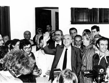 Σαν σήμερα το 1981: Το ΠΑΣΟΚ στην κυβέρνηση ο λαός στην εξουσία (φωτο-βίντεο)